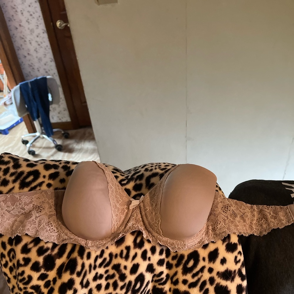 Victoria’s Secret strapless bra